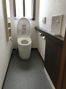 おトイレの改装工事！クロス貼替工事でアクセント！