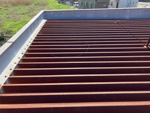 現場調査・金属折板屋根